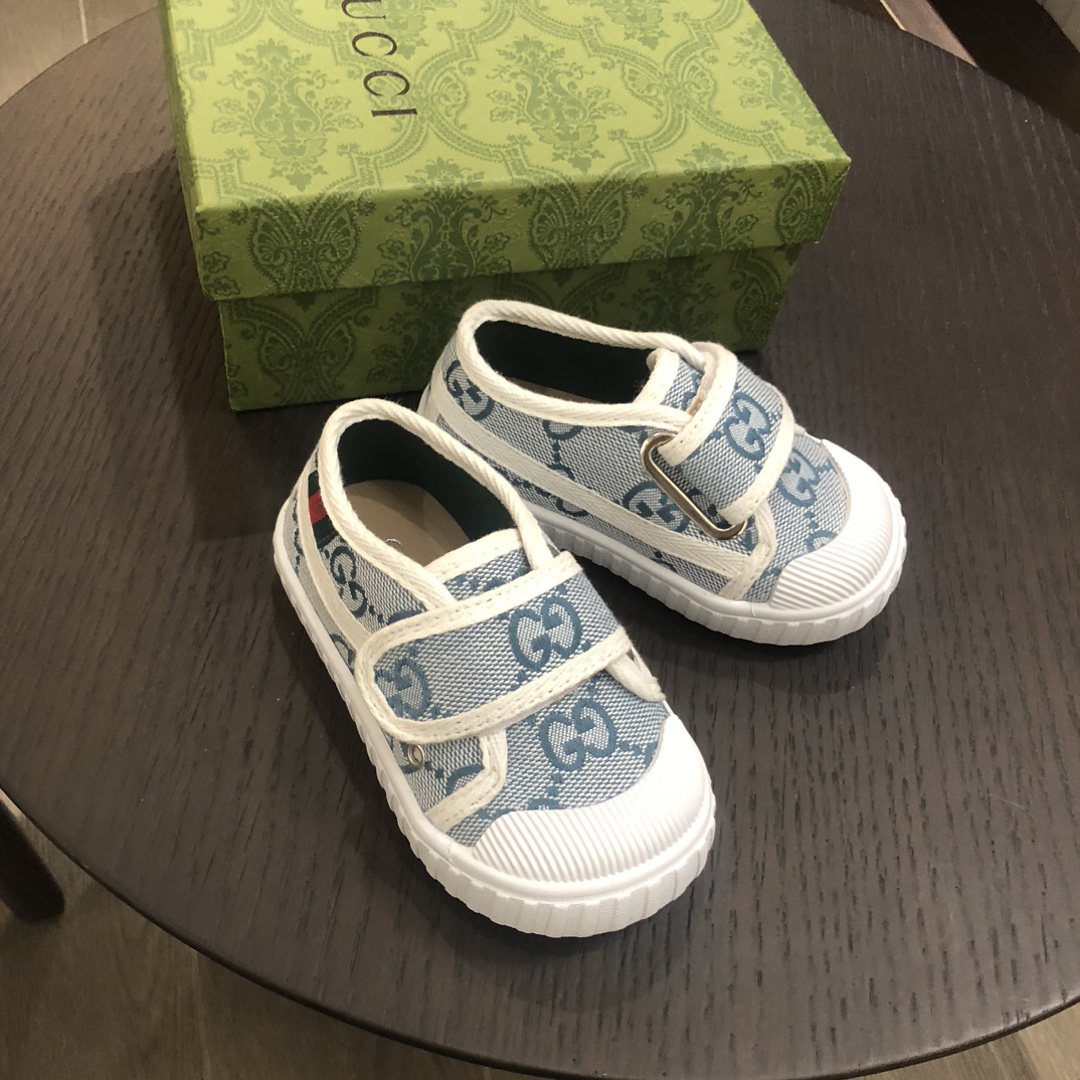 Children's shoes child